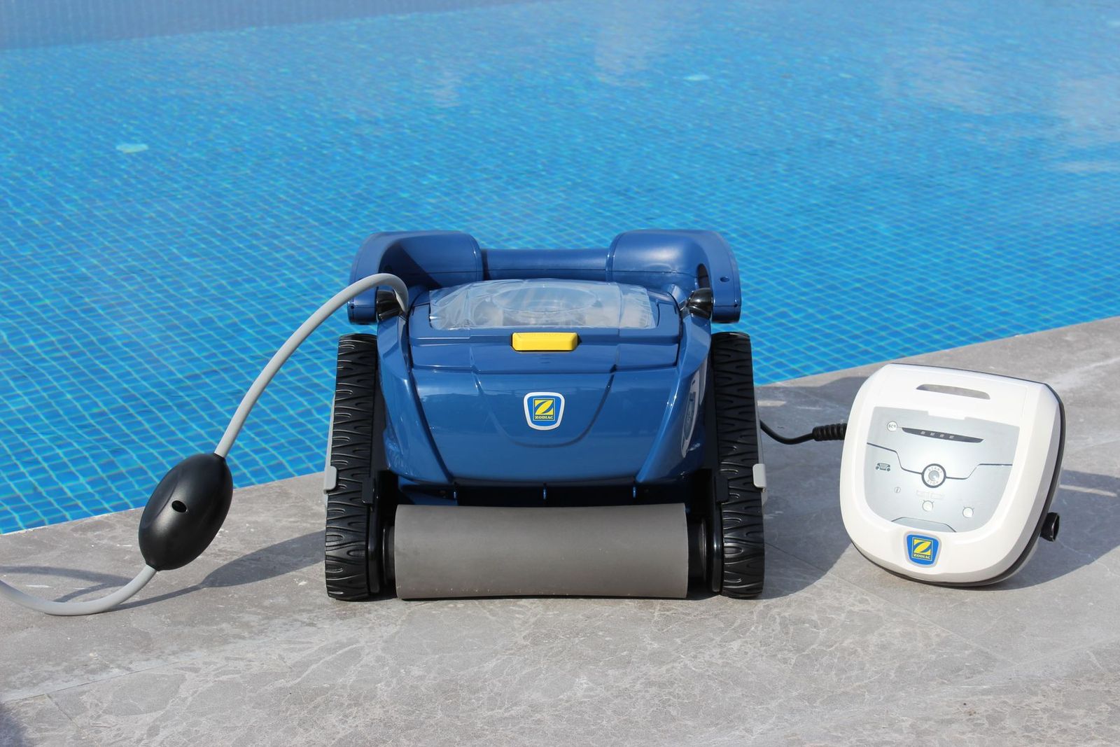 Poolroboter am Beckenrand