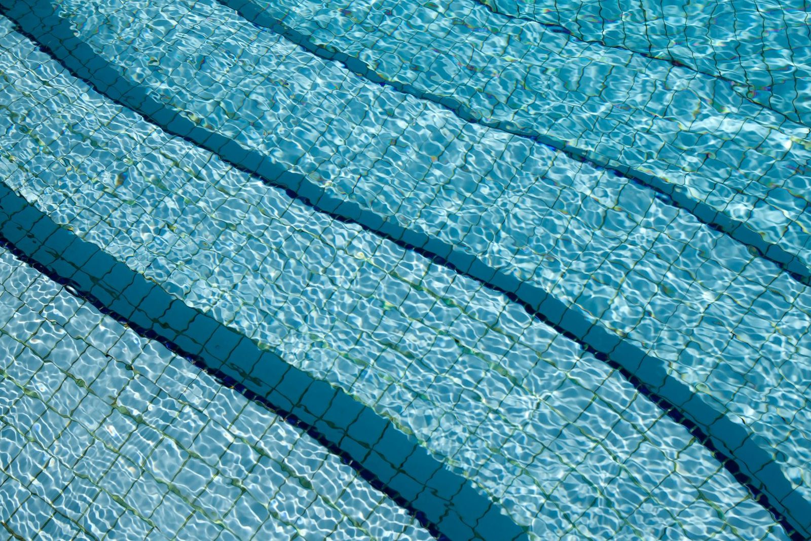 Kristallklares Poolwasser über gefliestem Beckenboden