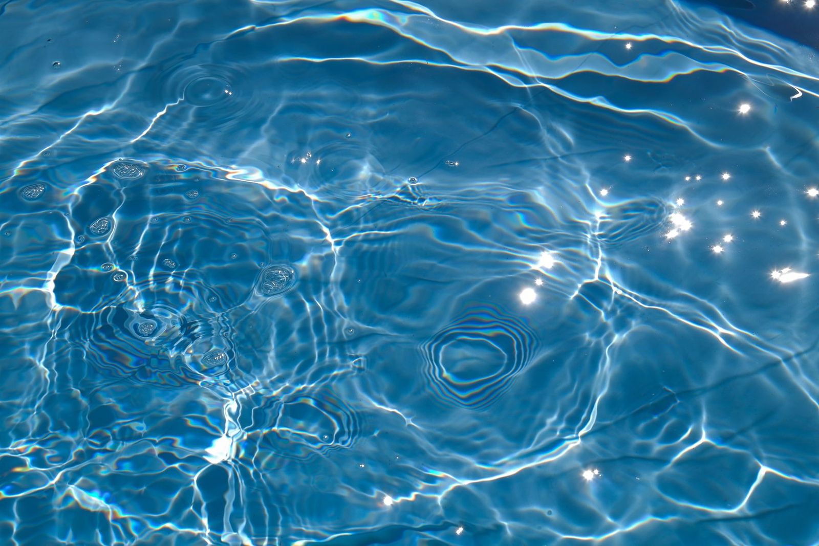 Glitzernde Wasseroberfläche eines Pools in der Sonne